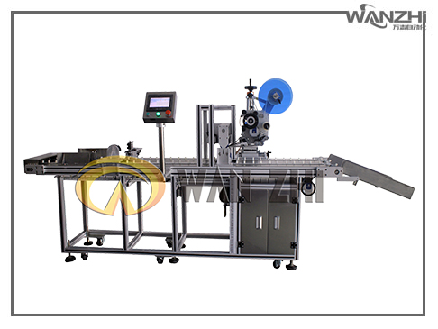 全自動濾芯器貼標（biāo）機，濾芯器（qì）貼標機，圓瓶貼標機，自動貼標機，定位式貼標（biāo）機，圓瓶定位貼標（biāo）機