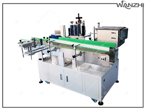 油漆桶自動貼（tiē）標機廠家（jiā）,大桶（tǒng）油漆桶貼標機,油漆桶側麵實時打印貼標機